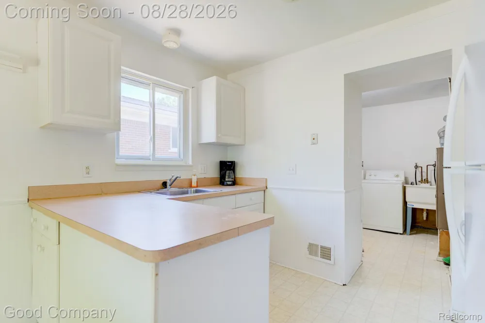 680 E Annabelle Avenue Hazel Park City, MI 48030