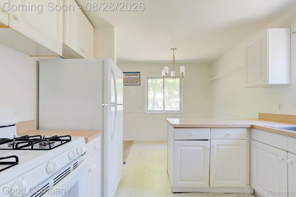 680 E Annabelle Avenue Hazel Park City, MI 48030