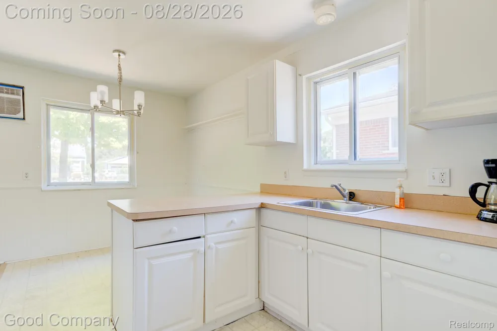 680 E Annabelle Avenue Hazel Park City, MI 48030