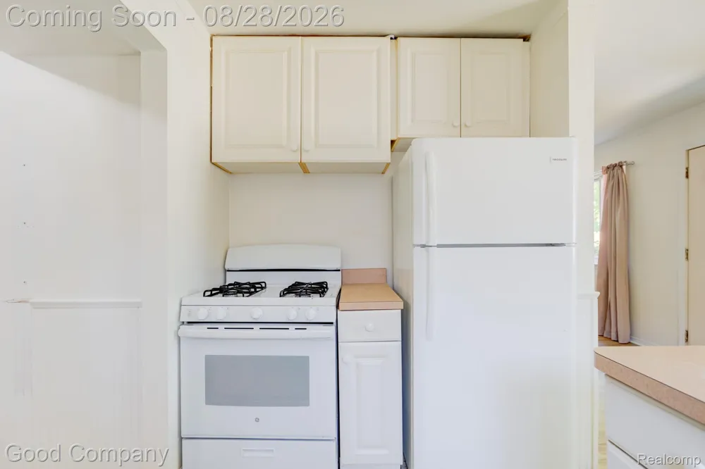 680 E Annabelle Avenue Hazel Park City, MI 48030