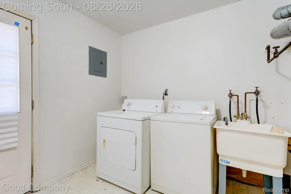680 E Annabelle Avenue Hazel Park City, MI 48030