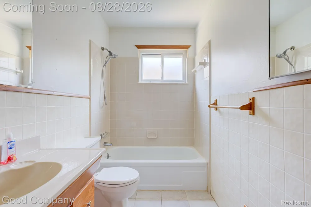 680 E Annabelle Avenue Hazel Park City, MI 48030