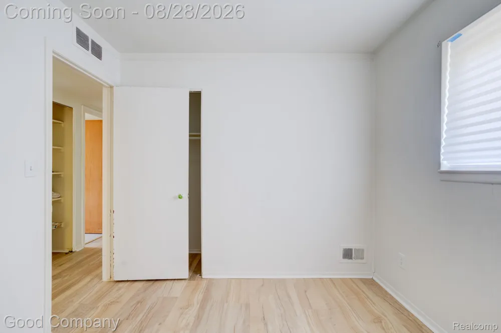 680 E Annabelle Avenue Hazel Park City, MI 48030