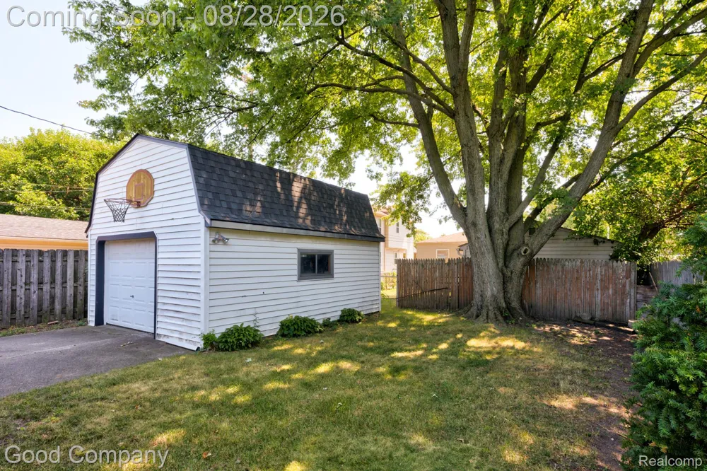 680 E Annabelle Avenue Hazel Park City, MI 48030