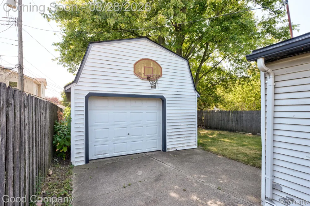 680 E Annabelle Avenue Hazel Park City, MI 48030