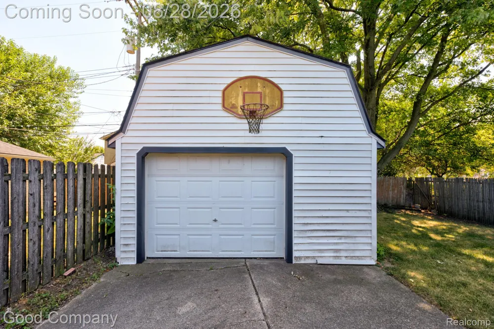 680 E Annabelle Avenue Hazel Park City, MI 48030