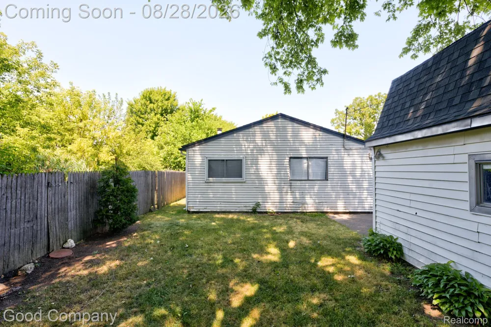 680 E Annabelle Avenue Hazel Park City, MI 48030