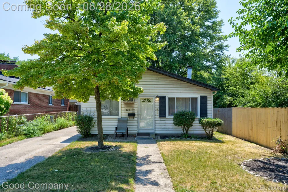 680 E Annabelle Avenue Hazel Park City, MI 48030
