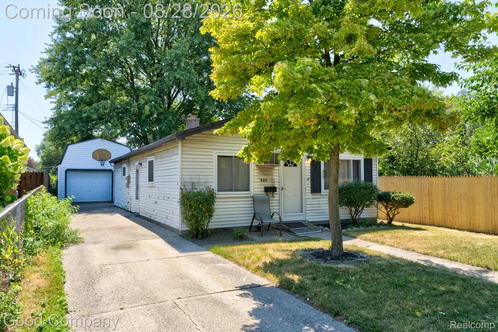 680 E Annabelle Avenue Hazel Park City, MI 48030