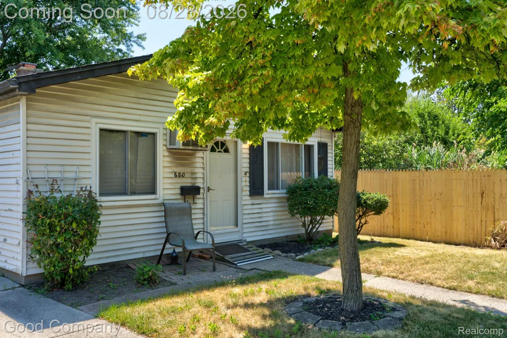 680 E Annabelle Avenue Hazel Park City, MI 48030