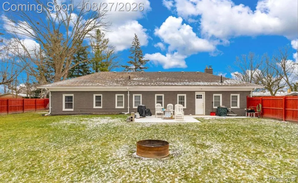 16423 Admiral Fraser City, MI 48026