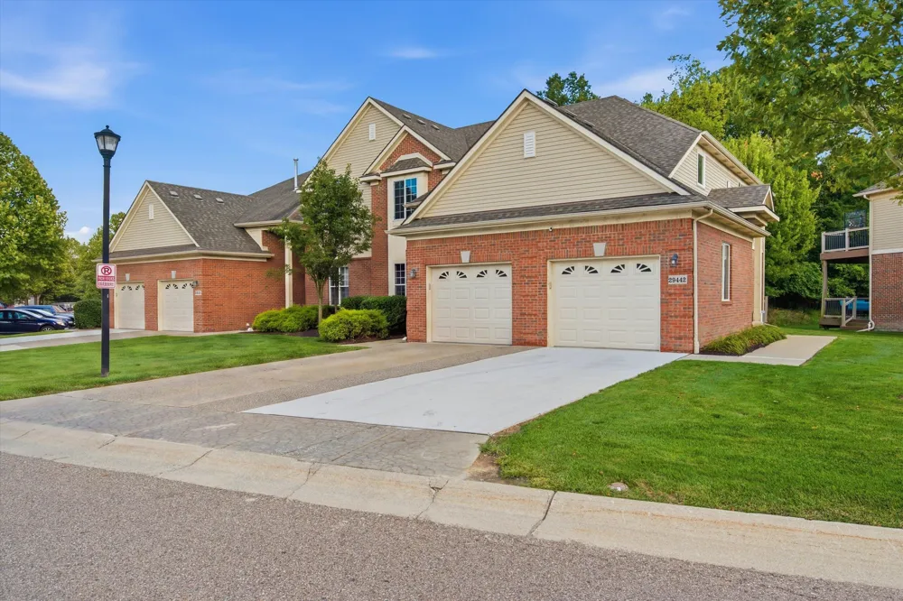 29442 Woodpark Circle Warren, MI 48092