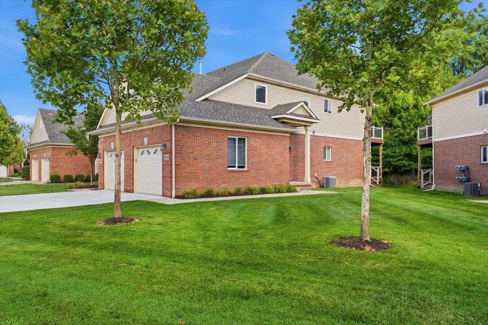 29442 Woodpark Circle Warren, MI 48092