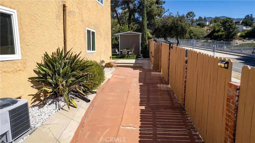 2389 Mayfield Montrose, CA 91020