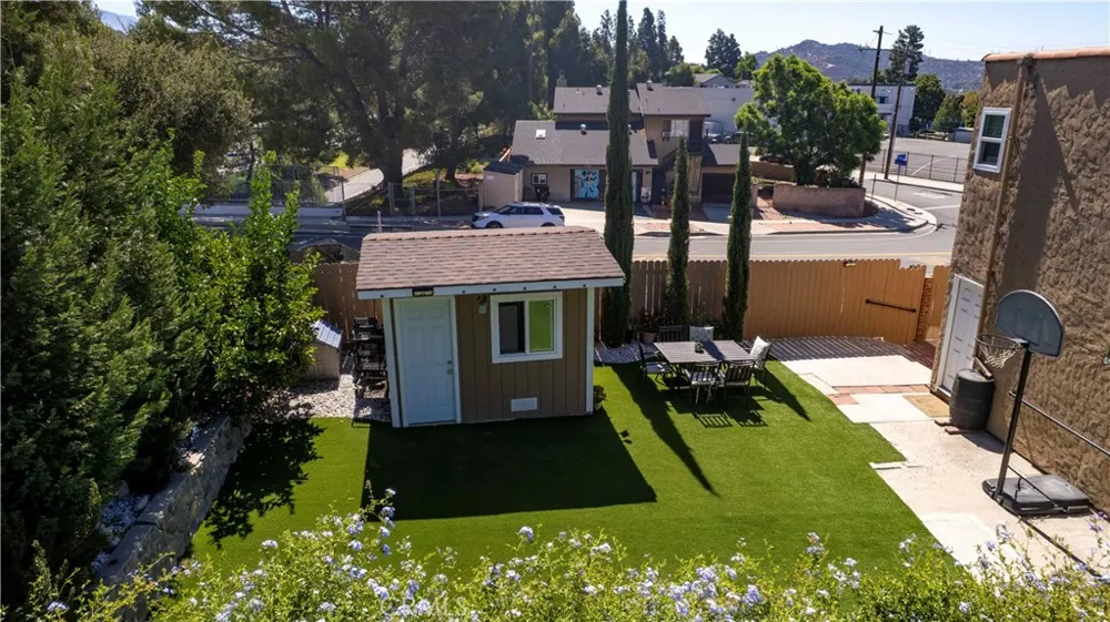 2389 Mayfield Montrose, CA 91020