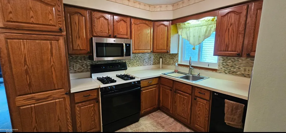 42933 Buckingham Drive Sterling Heights City, MI 48313