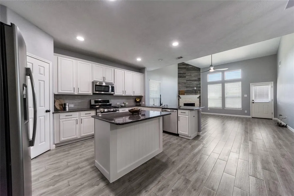 2214 Sterling Oaks Drive Rosharon, TX 77583