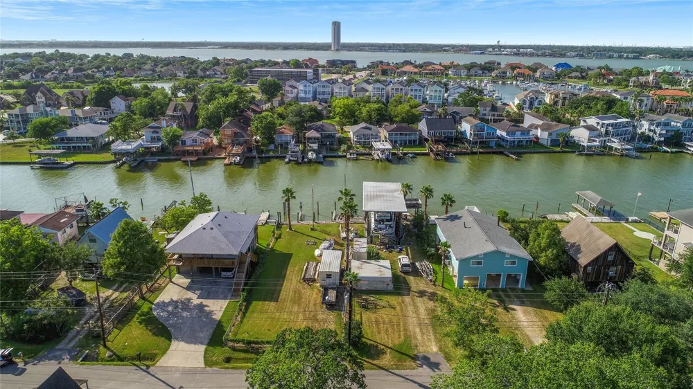 2130 Cove Park Drive Kemah, TX 77565