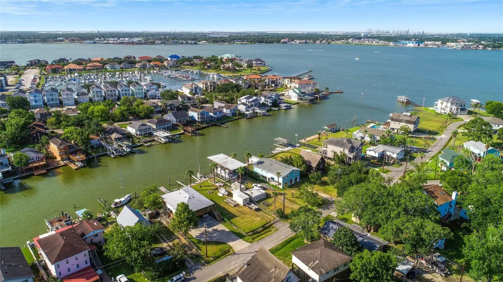 2130 Cove Park Drive Kemah, TX 77565