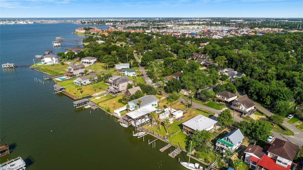2130 Cove Park Drive Kemah, TX 77565