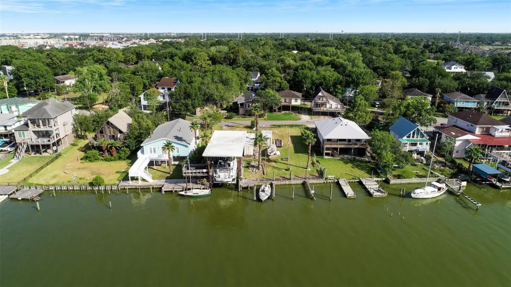 2130 Cove Park Drive Kemah, TX 77565