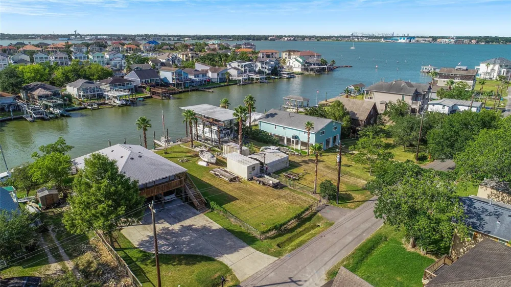 2130 Cove Park Drive Kemah, TX 77565