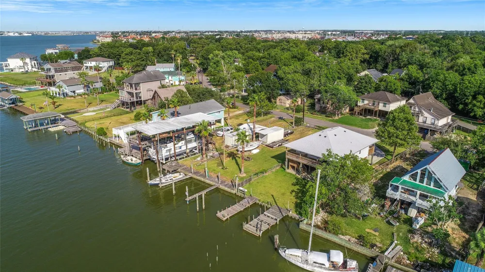2130 Cove Park Drive Kemah, TX 77565