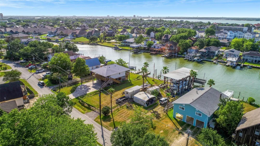 2130 Cove Park Drive Kemah, TX 77565