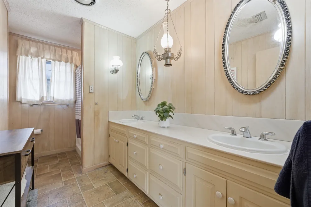 2210 White Street Clifton, TX 76634