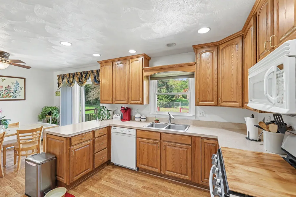 318 Kenway Drive Lansing, MI 48917
