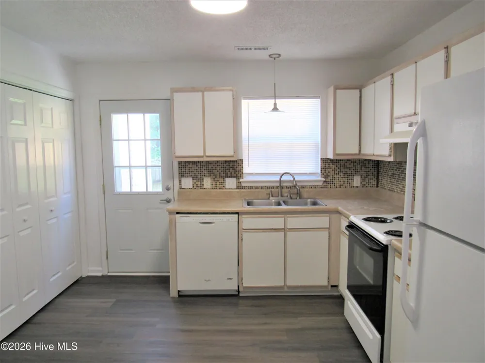 300 Meadowbrook Lane Jacksonville, NC 28546