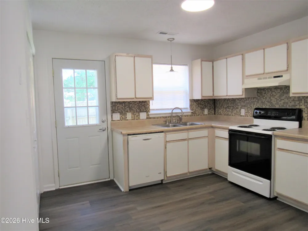 300 Meadowbrook Lane Jacksonville, NC 28546