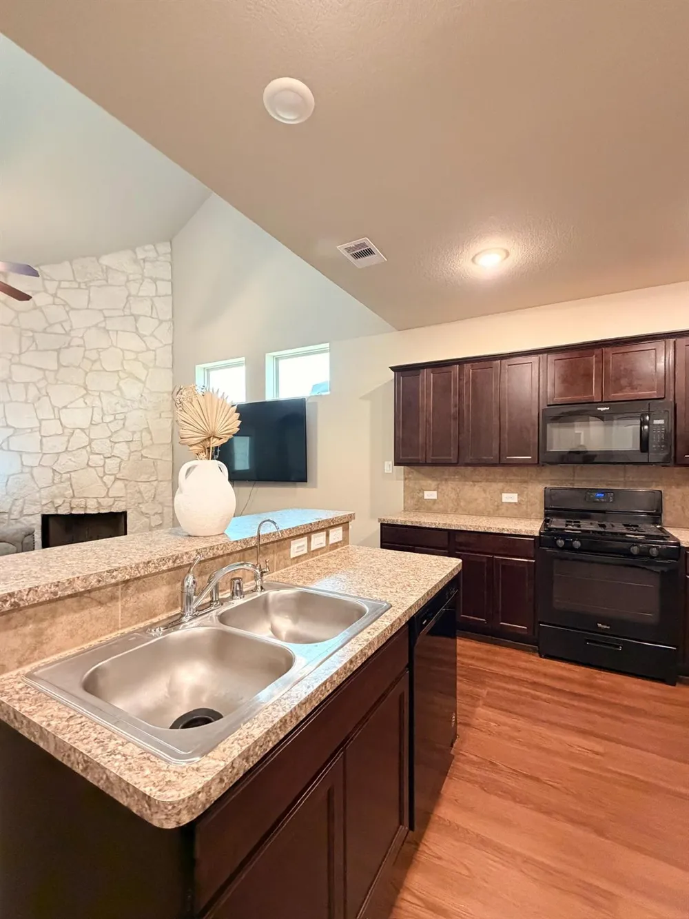101 White Wing Lane Sealy, TX 77474