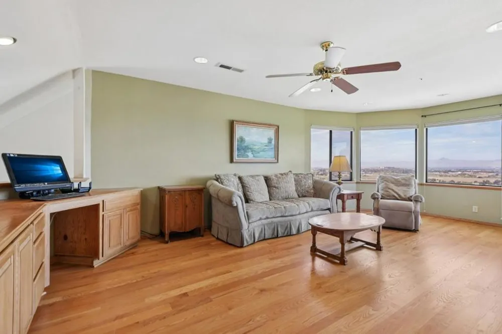 275 Nicholson Drive Hollister, CA 95023