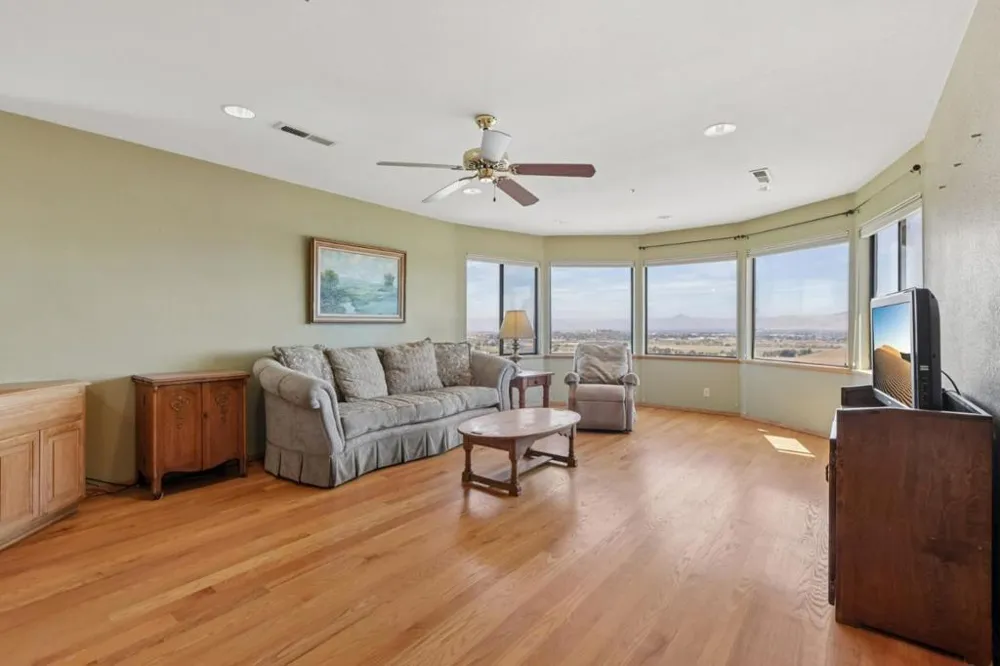 275 Nicholson Drive Hollister, CA 95023