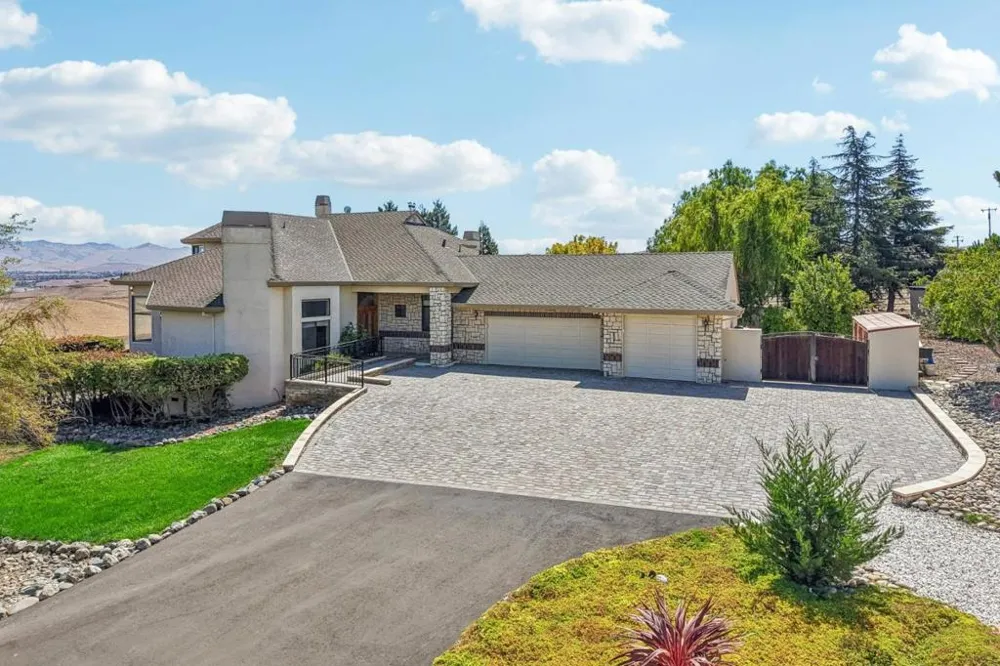 275 Nicholson Drive Hollister, CA 95023