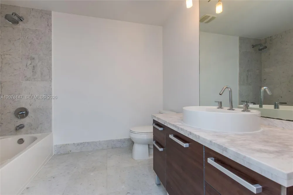 253 NE 2nd St #3805 Miami, FL 33132