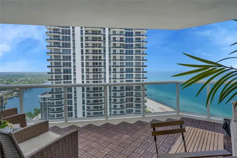 4775 Collins Ave #2908