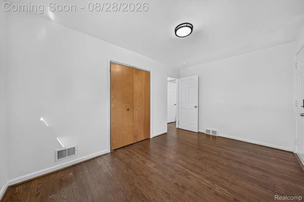 24220 Scotia Road Oak Park City, MI 48237