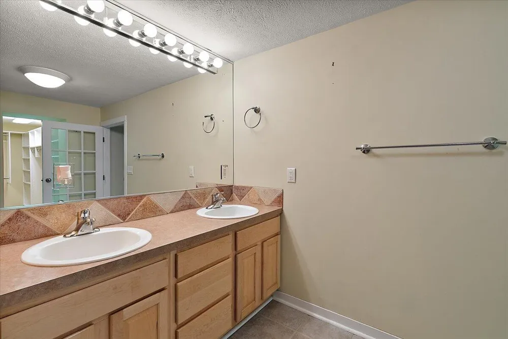 114 River Hills Drive Holland Charter Township, MI 49424