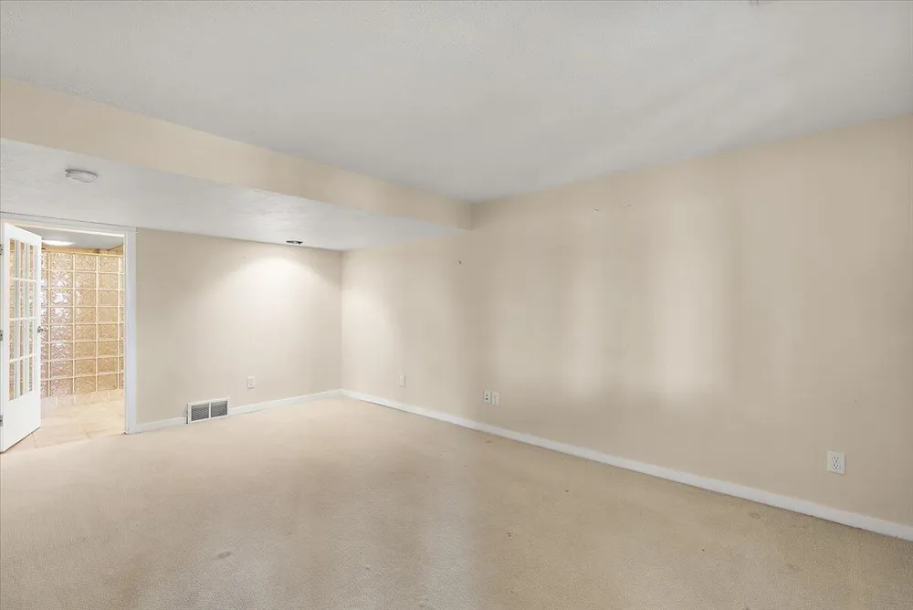 114 River Hills Drive Holland Charter Township, MI 49424