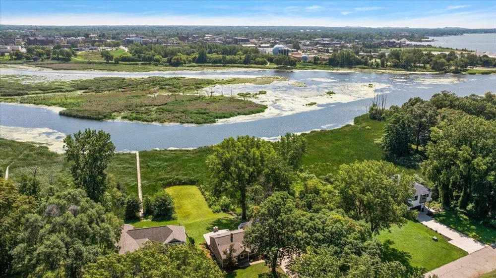114 River Hills Drive Holland Charter Township, MI 49424