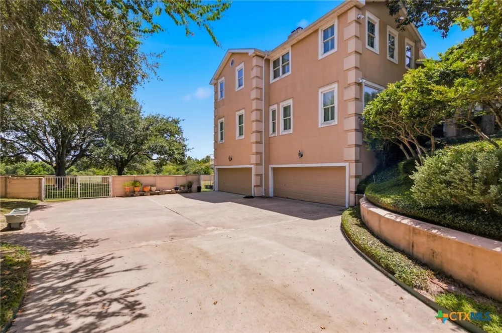 204 Creekridge Drive Victoria, TX 77904