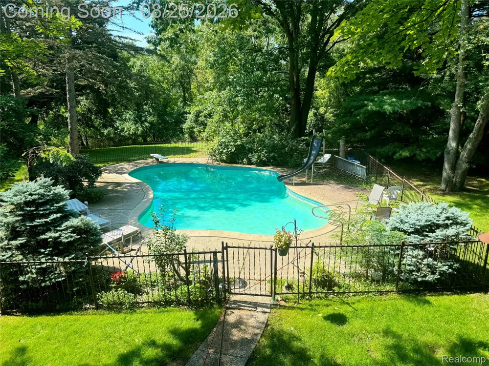 872 Dursley Road Bloomfield Charter Township, MI 48304