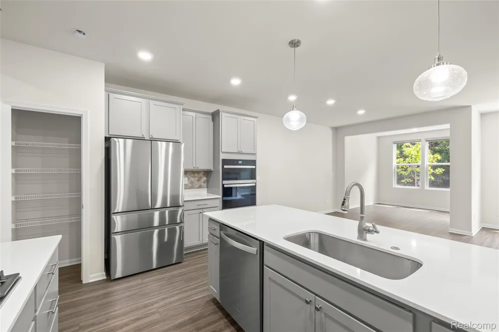 208 Addison Circle Commerce Charter Township, MI 48390