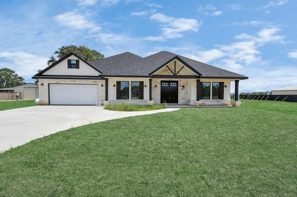 643 Lone Star Trail Angleton, TX 77515