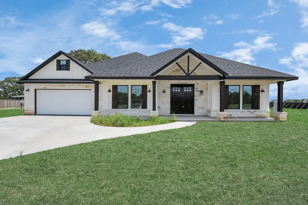 643 Lone Star Trail Angleton, TX 77515