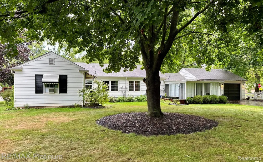305 S Tompkins Street Howell City, MI 48843
