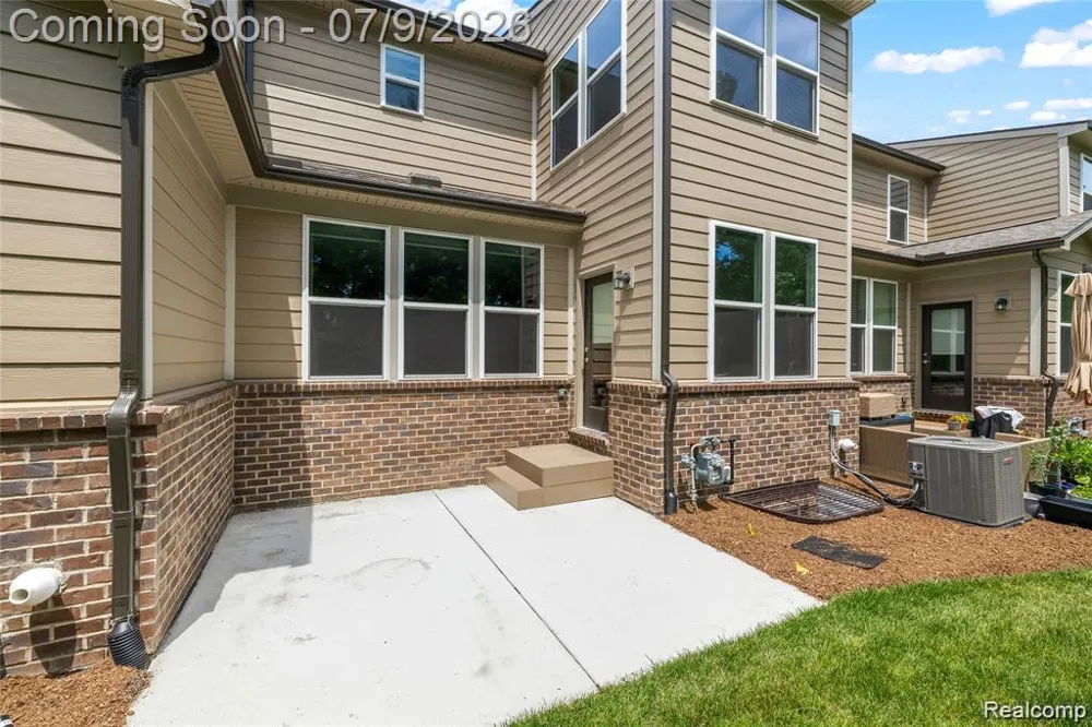 208 ADDISON CIRCLE Commerce Charter Township, MI 48390