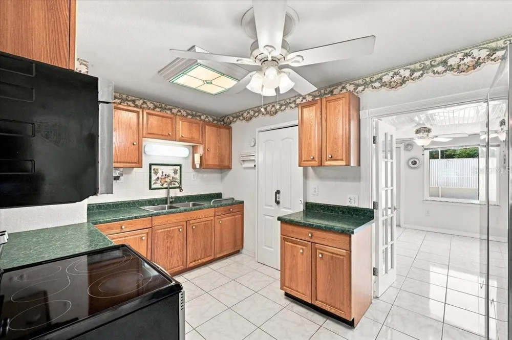 122 W COLLINS STREET Lakeland, FL 33805